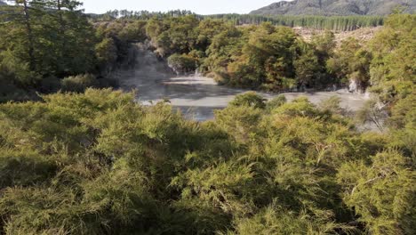 Sobrevuelo-Aéreo-De-Las-Piscinas-De-Lodo-Remotas-Naturales-De-Waiotapu,-Rotorua,-Nueva-Zelanda