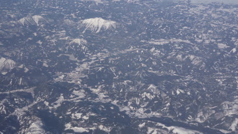 volando en invierno sobre las montañas de los cárpatos con imágenes de nieve 4k