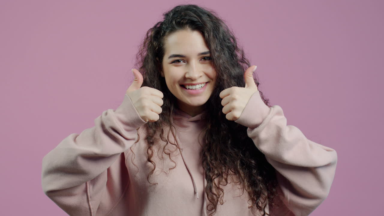 mujer con los pulgares hacia arriba