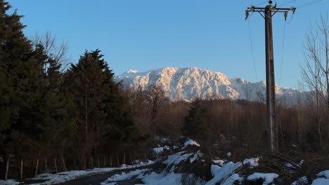 Berglandschaft-Im-Winter-Schneedecke-Gipfel-Naturwunder-Schneefall-Hyrkanische-Wälder-Im-Iran-Kiefern-Ländliches-Dorf-Landwirtschaft-Straße-Für-Die-Im-Bergwald-Lebende-Lokale-Bevölkerung-Blauer-Himmel-Stromleitung