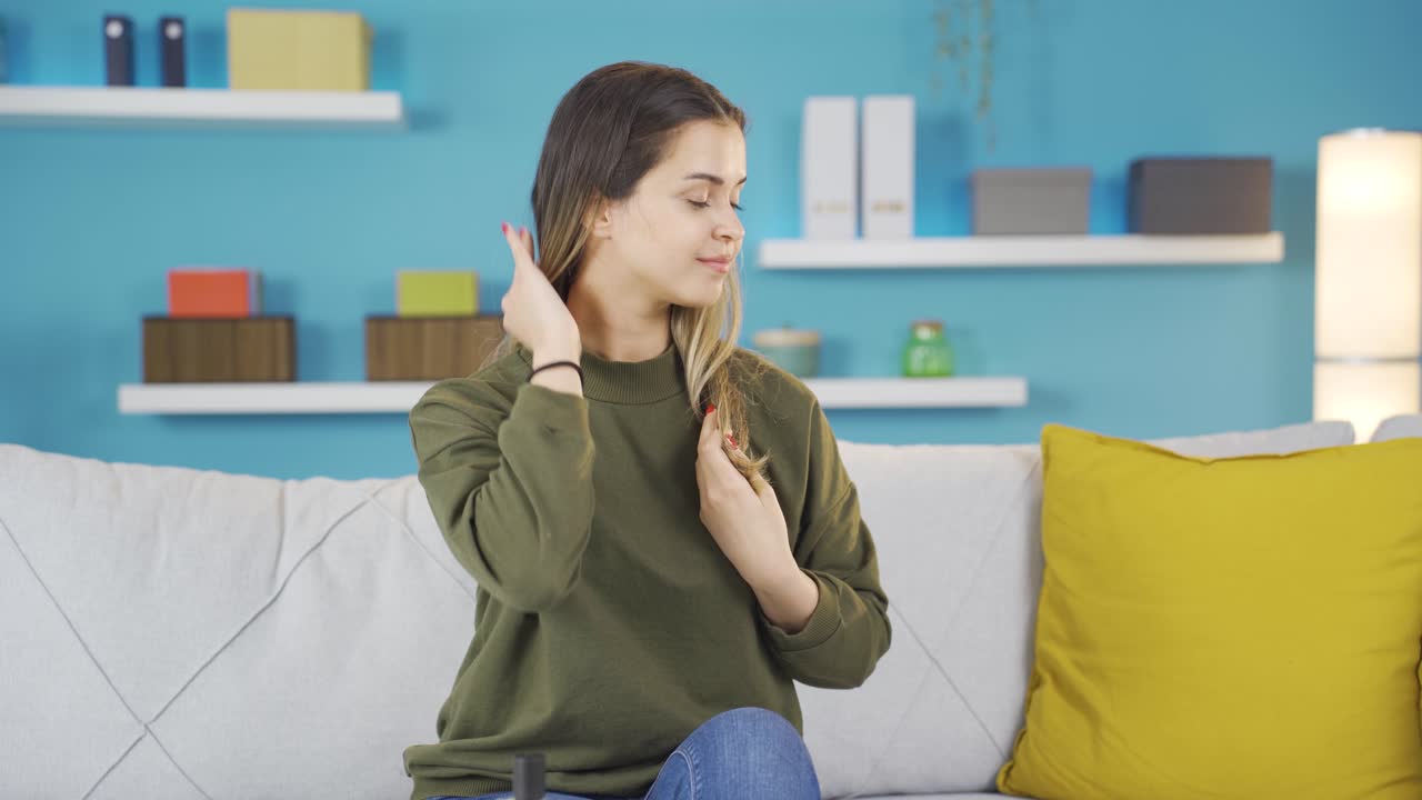 젊은 소녀는 좋은  ⁇ 새를 맡기 위해 향수를 사용하고 있습니다.