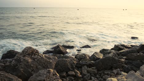 Olas-Del-Mar-Golpeando-Las-Rocas