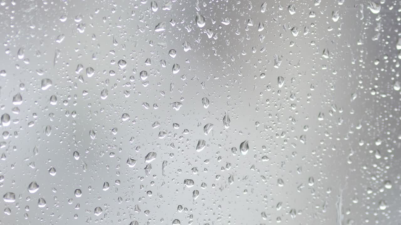 창문 유리 위의 비방울