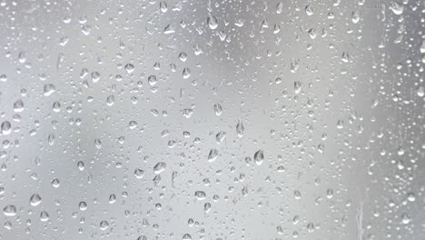 gotas de lluvia en el vidrio de las ventanas