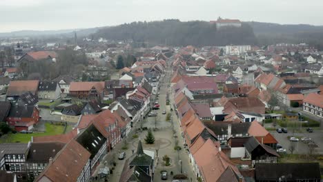 Vista-Aérea-De-Drones-Del-Tradicional-Pueblo-Alemán-Herzberg-Am-Harz-En-El-Famoso-Parque-Nacional-En-Alemania-Central-En-Un-Día-Nublado-En-Invierno.