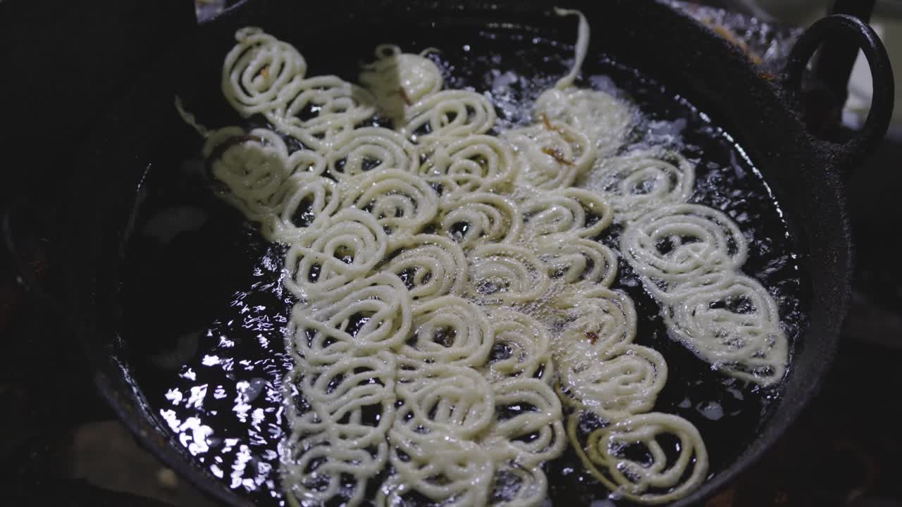 인도 전통적인 달한 jalebi 뜨거운 정제 된 기름에 깊은 김