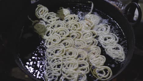 jalebi dulce indio tradicional frito en aceite refinado caliente