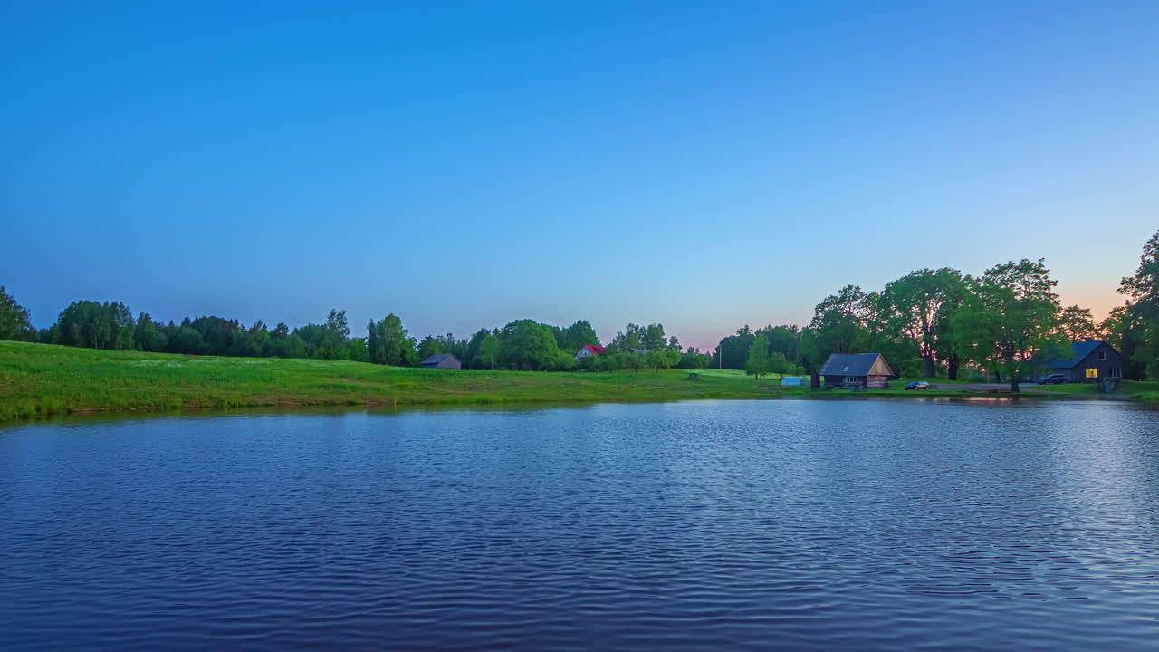 호수 와 작은 오두막 이 있는 시골 지역 의 일출 의 타임  ⁇ 스