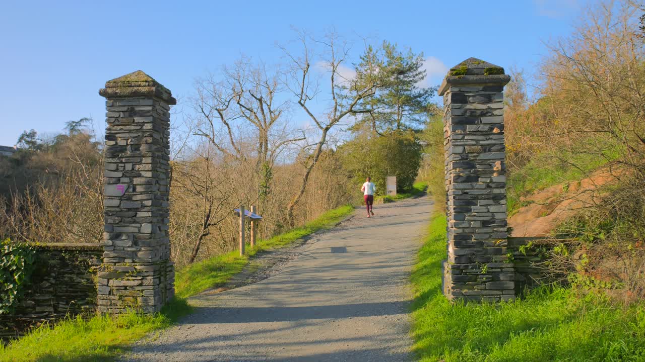 프랑스 분노의 성 니콜라스 공원에서 조깅 코스를 달리는 여성