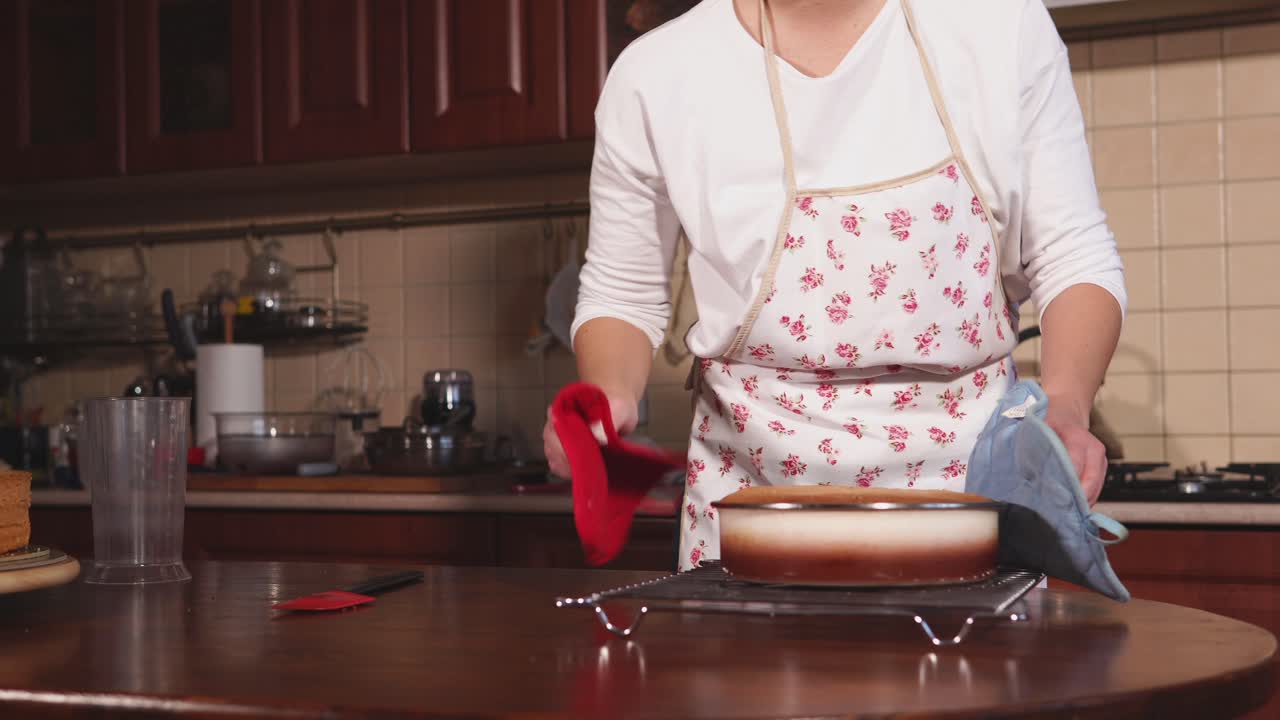 mujer horneando un pastel en la cocina