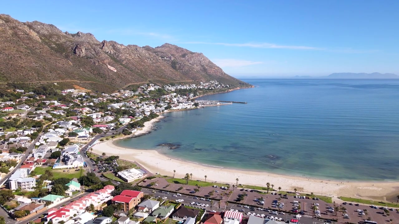 Villaggio costiero di Gordon's Bay ai piedi dei monti Hottentots Holland. Vista aerea