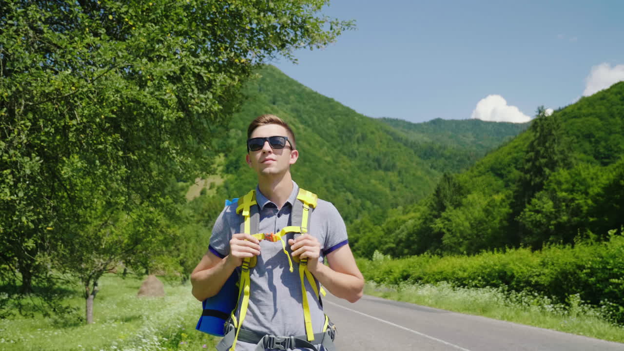 joven pareja haciendo autostop video 4k