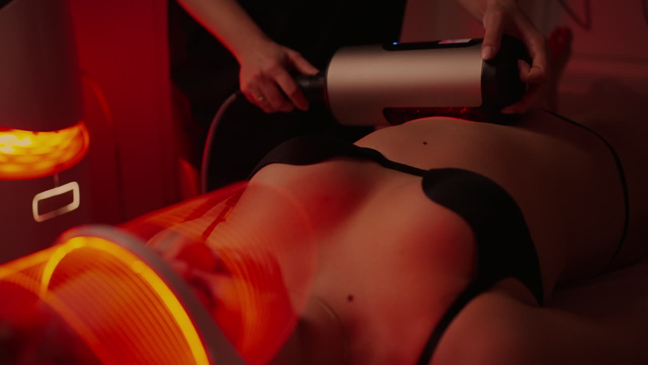 mujer recibiendo tratamiento de terapia de luz roja en un spa