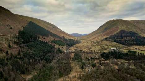 Entdecken-Sie-Die-Beeindruckende-Landschaft-Von-Cumbria-In-Einem-Atemberaubenden-Video,-Das-Den-Thirlmere-Lake-Inmitten-Majestätischer-Berge-Einfängt