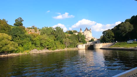 Rideau-Kanal-Mit-Historischem-Ottawa-Schloss-Und-Ruhiger-Uferpromenade,-Kanada