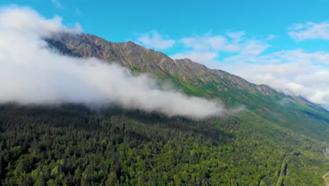 Video-De-Dron-De-4k-De-Nubes-De-Baja-Elevación-Corriendo-A-Través-De-Una-Empinada-Montaña-Cubierta-De-Hierba-En-La-Costa-Del-Brazo-Turnagain,-Alaska-En-Verano