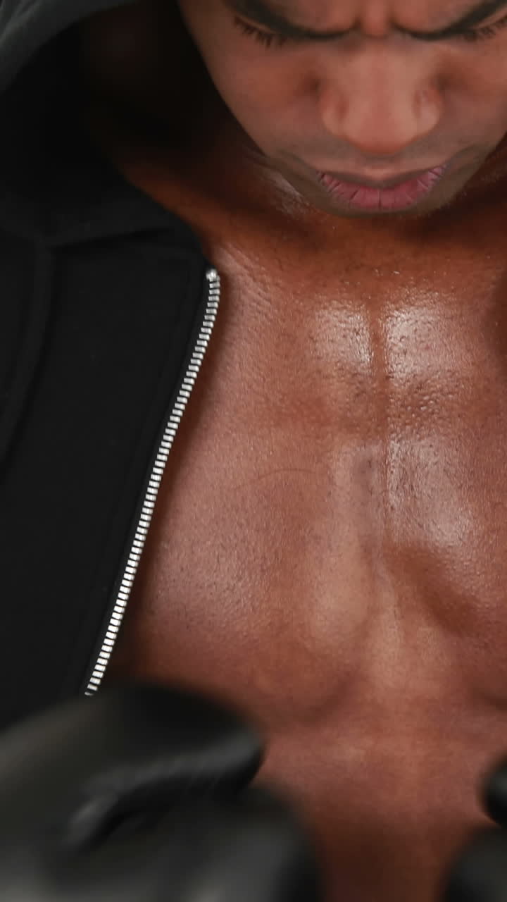 un boxeador serio gritando