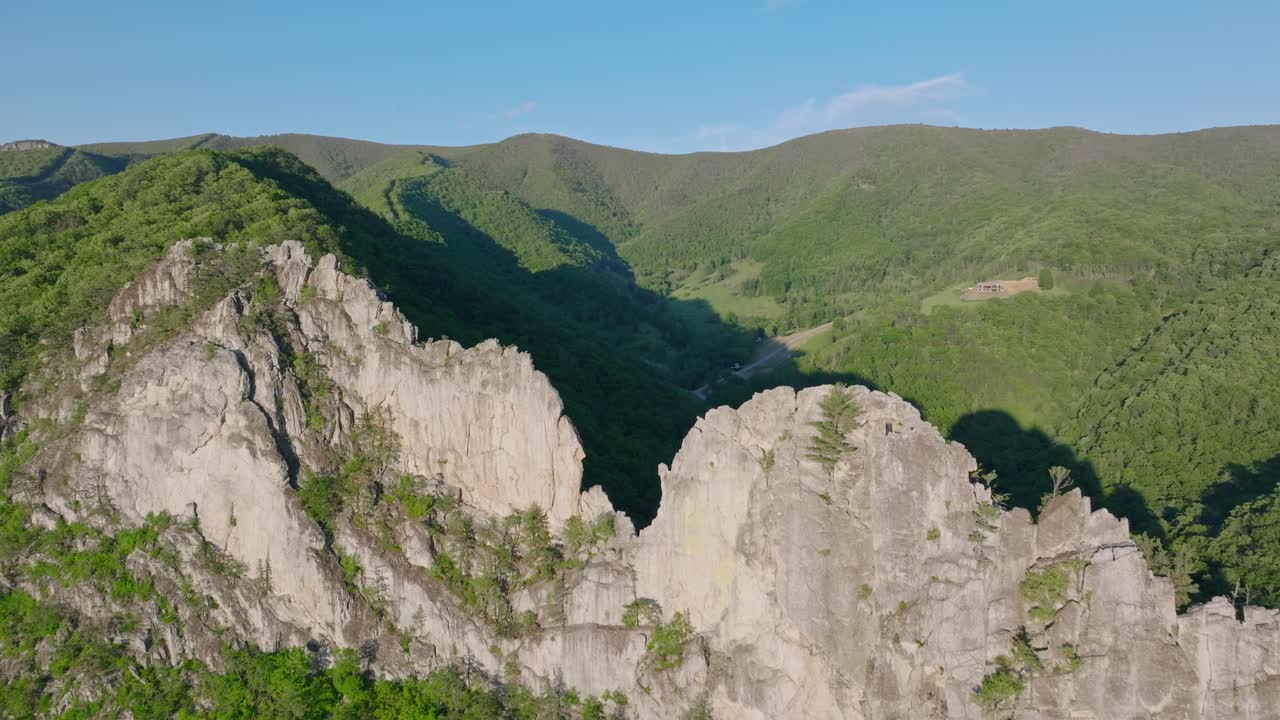 Udara drone melintas di atas formasi batuan Seneca Rocks di West Virginia