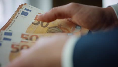 Finger,-Die-Euro-Banknoten-Aus-Nächster-Nähe-Halten.-Mann-Zählt-Europäische-Banknoten.