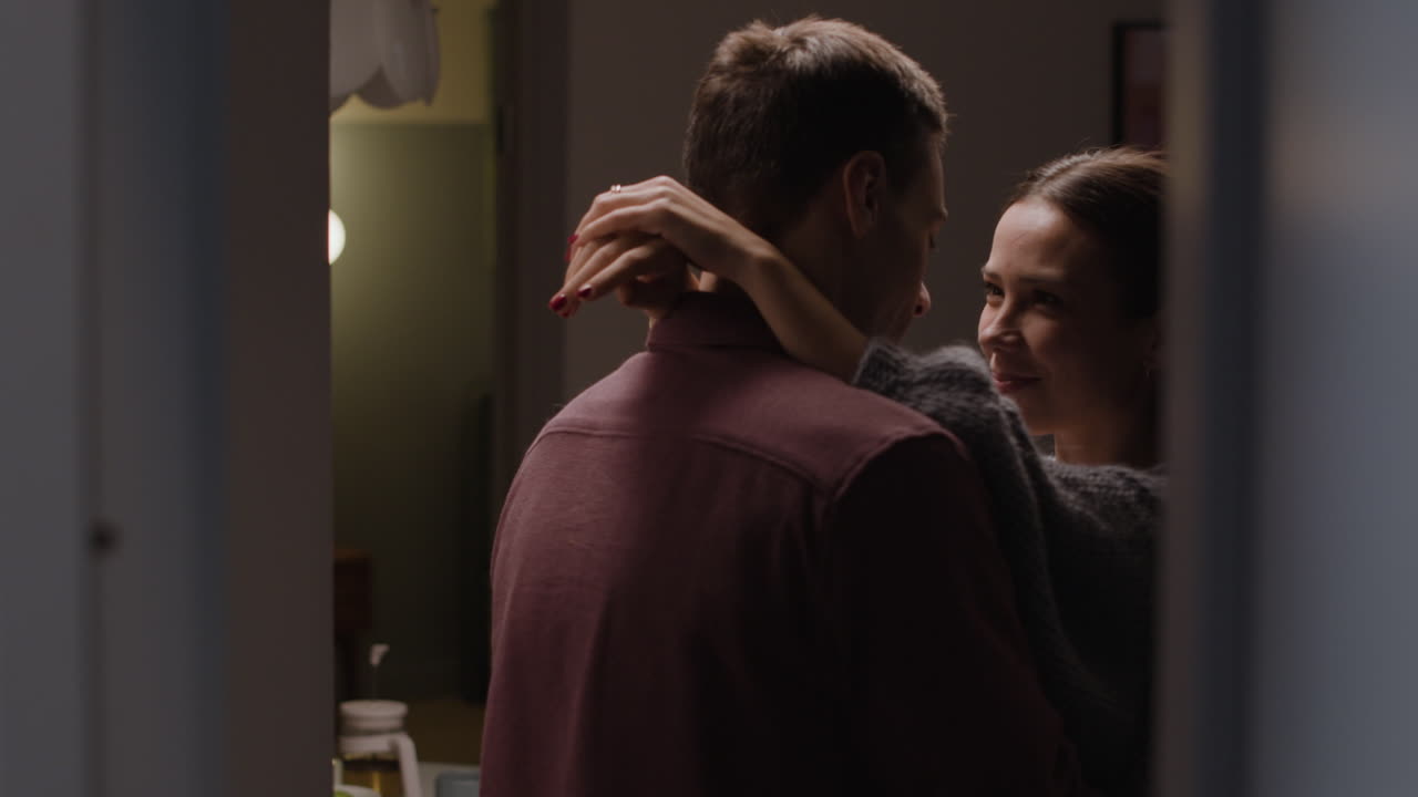 이 포옹하는 친밀한 순간