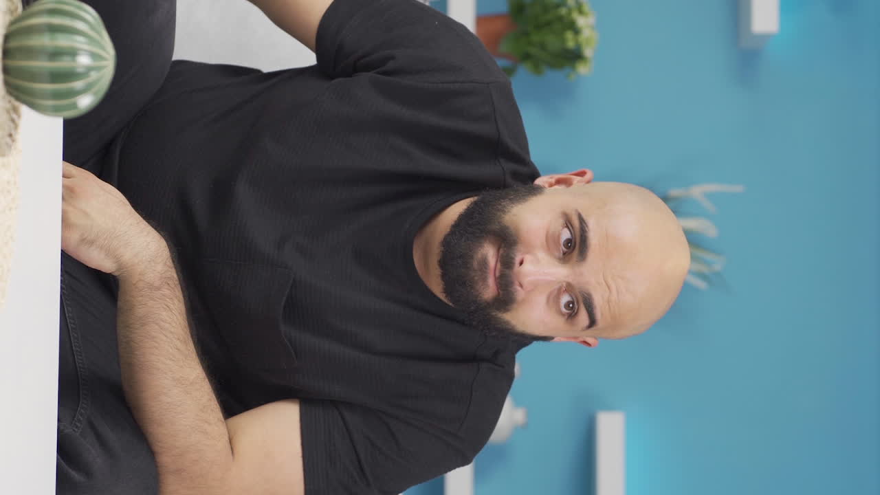 문제가 있는 남자의 수직 비디오는 사려 깊고, 잘 지내지 않습니다.