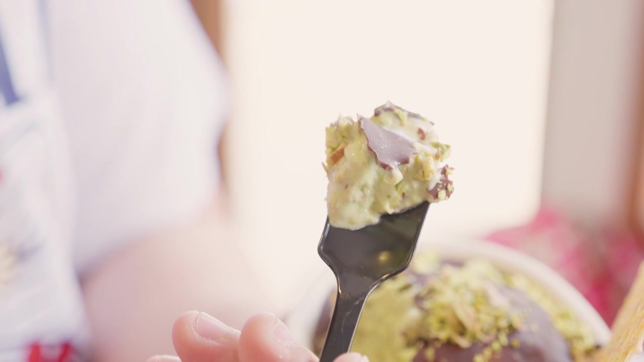 Primo piano di un goloso gelato sundae guarnito con cioccolato e noci, perfetto per un dolce spuntino