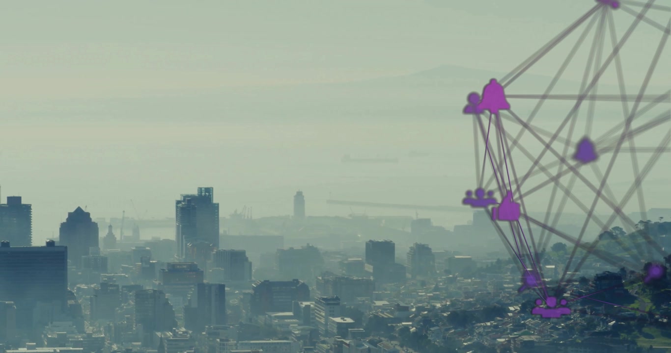 Horizonte urbano nebuloso mostrando uma sobreposição de rede roxa, conectando ícones de usuário sobre uma paisagem urbana enevoada.