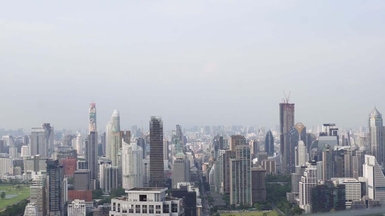 una hermosa vista del horizonte de los impresionantes rascacielos de bangkok, la capital de tailandia en un día azul claro