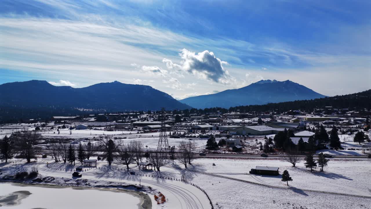 Inverno, Quartiere fieristico di Estes Park, cavalli del Rooftop Rodeo, evento di Ski Joring, drone aereo, Front Range del Colorado, Parco Nazionale delle Montagne Rocciose, paesaggio della Contea di Larimer, mattina soleggiata con cielo blu, Lago Estes (vista verso l'alto).