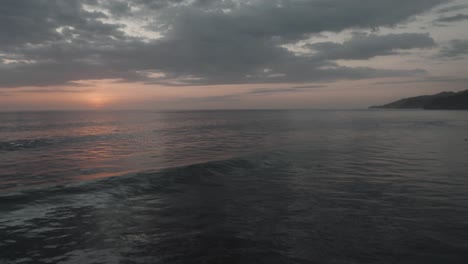 Ruhige-Wasserdrohnenaufnahme,-Die-Den-Wunderschönen-Sonnenuntergang-In-Costa-Rica-Enthüllt