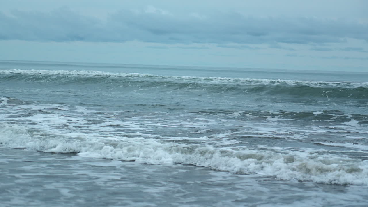 구름이 많은 날의 바다 파도