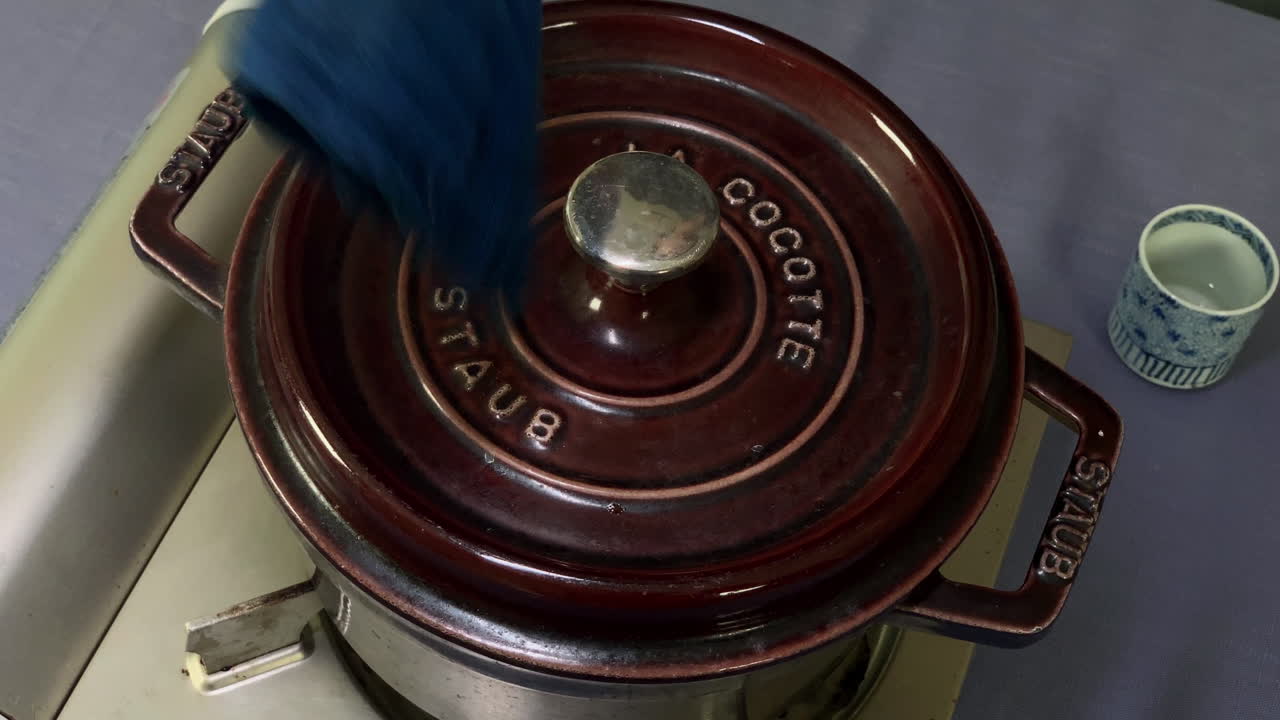 일본 요리사가 사케를 추가하여 일본 도쿄 가정 주방에서 구운 알갱이와 옥수수 속대를 곁들인 밥을 찐다