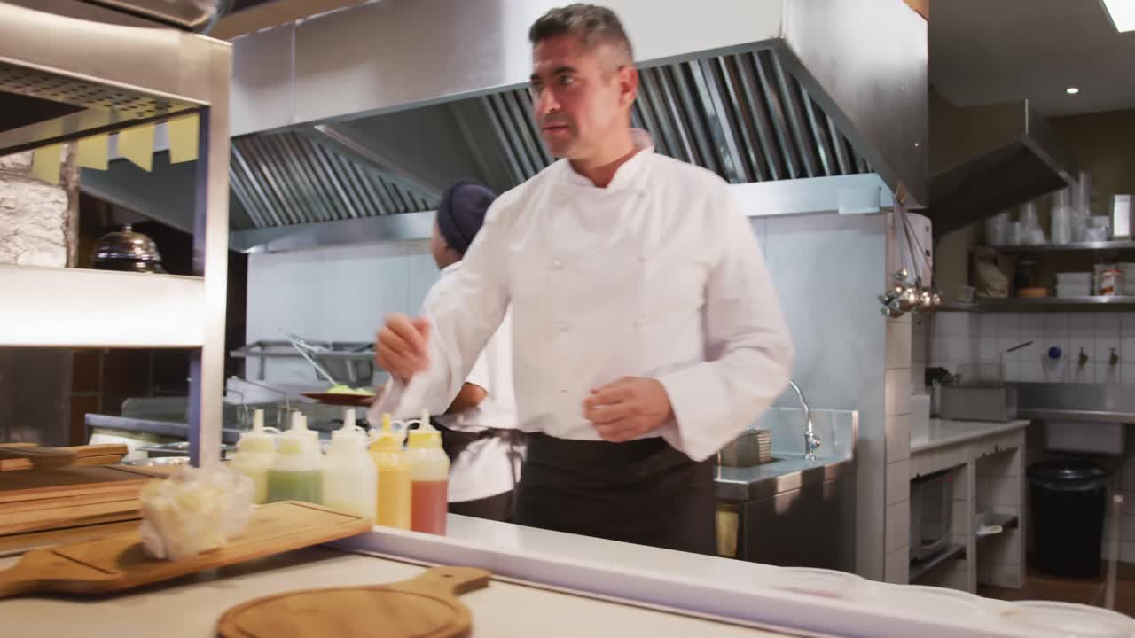 chef listo para servir a los clientes