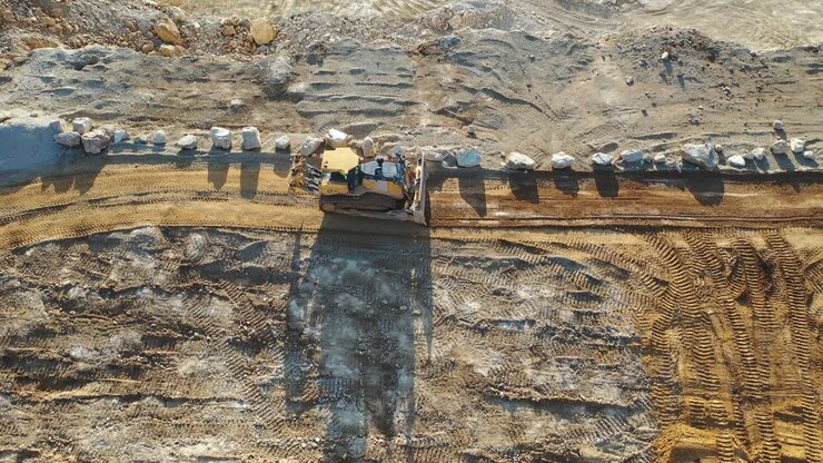 vista aérea de una excavadora en el sitio de construcción