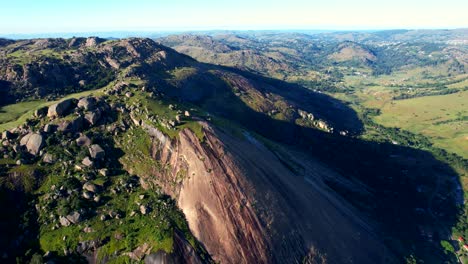hermoso drone filmado en el parque nacional de malolotja en eswatini en áfrica