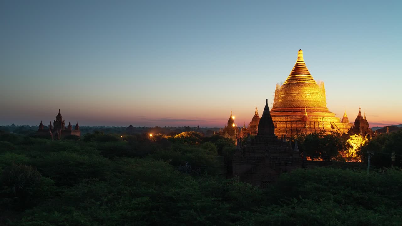 L'alba sui templi di Bagan