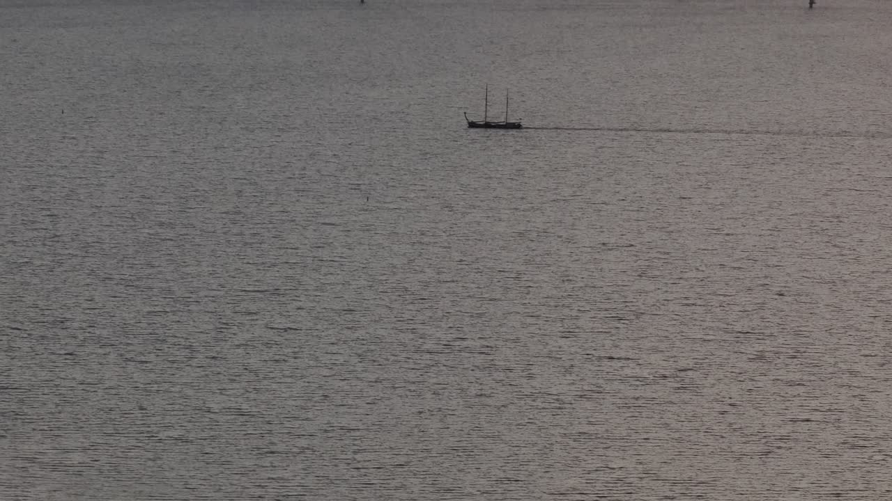 해가 지는 동안 풍력 터빈 을 가진 큰 풍력 발전소 를 배경 으로 한 항해 선박 의 공중 사진, 아이젤메어, 네덜란드