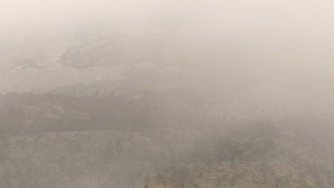 paisaje mexicano brumoso con vista aérea de la cima de la colina de el ajusco a través de la niebla baja