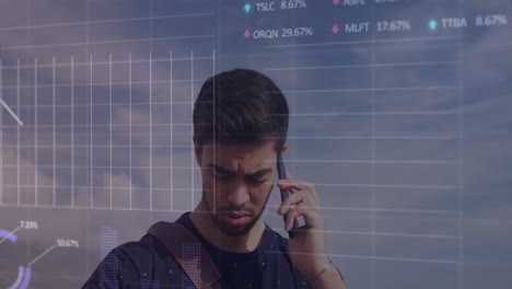 animación del procesamiento de datos financieros sobre un hombre biracial usando un teléfono inteligente