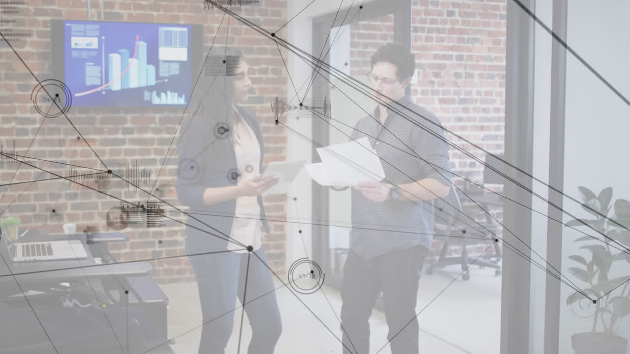 animación de la red y el procesamiento de datos sobre colegas masculinos y femeninos que hablan en la oficina