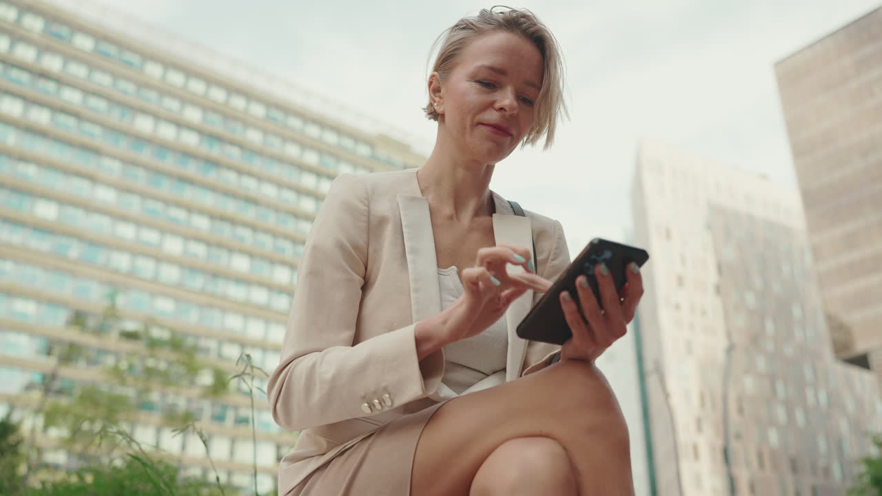 Donna d'affari che usa il cellulare in città