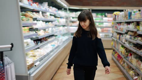 Unabhängiger-Teenager-Im-Supermarkt