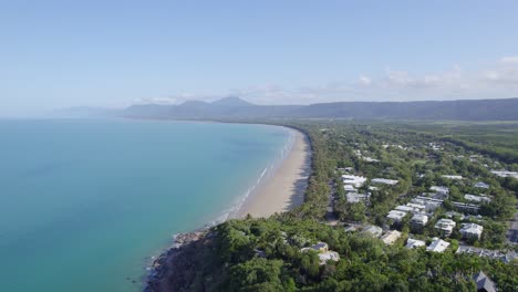 playa de cuatro millas con océano tranquilo en port douglas, australia - toma aérea de drones