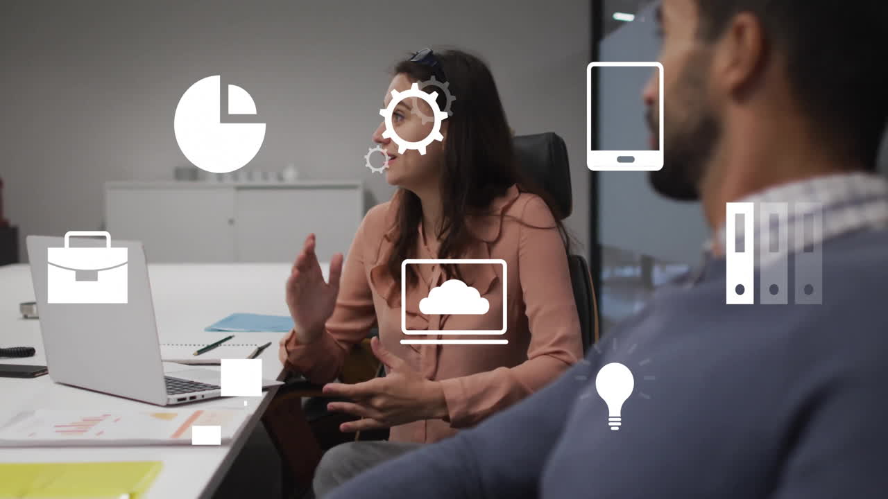 animación de iconos de negocios sobre diversos colegas discutiendo el trabajo