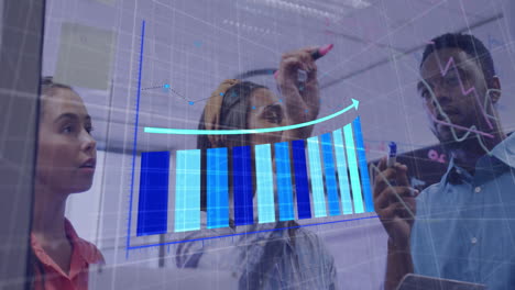 Animation-Eines-Diagramms-über-Verschiedene-Mitarbeiter,-Die-Auf-Einer-Transparenten-Tafel-Im-Büro-über-Strategien-Diskutieren