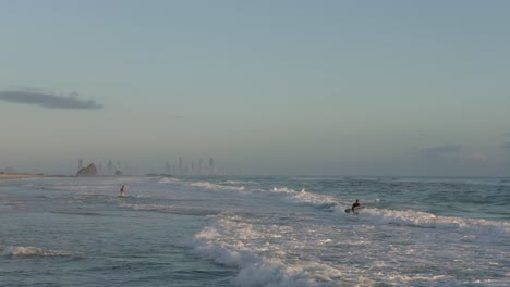 26 de febrero de 2023 - gold coast, queensland, australia: vista desde currumbin beach vikings surf club salvavidas a lo largo de currumbin beach al amanecer