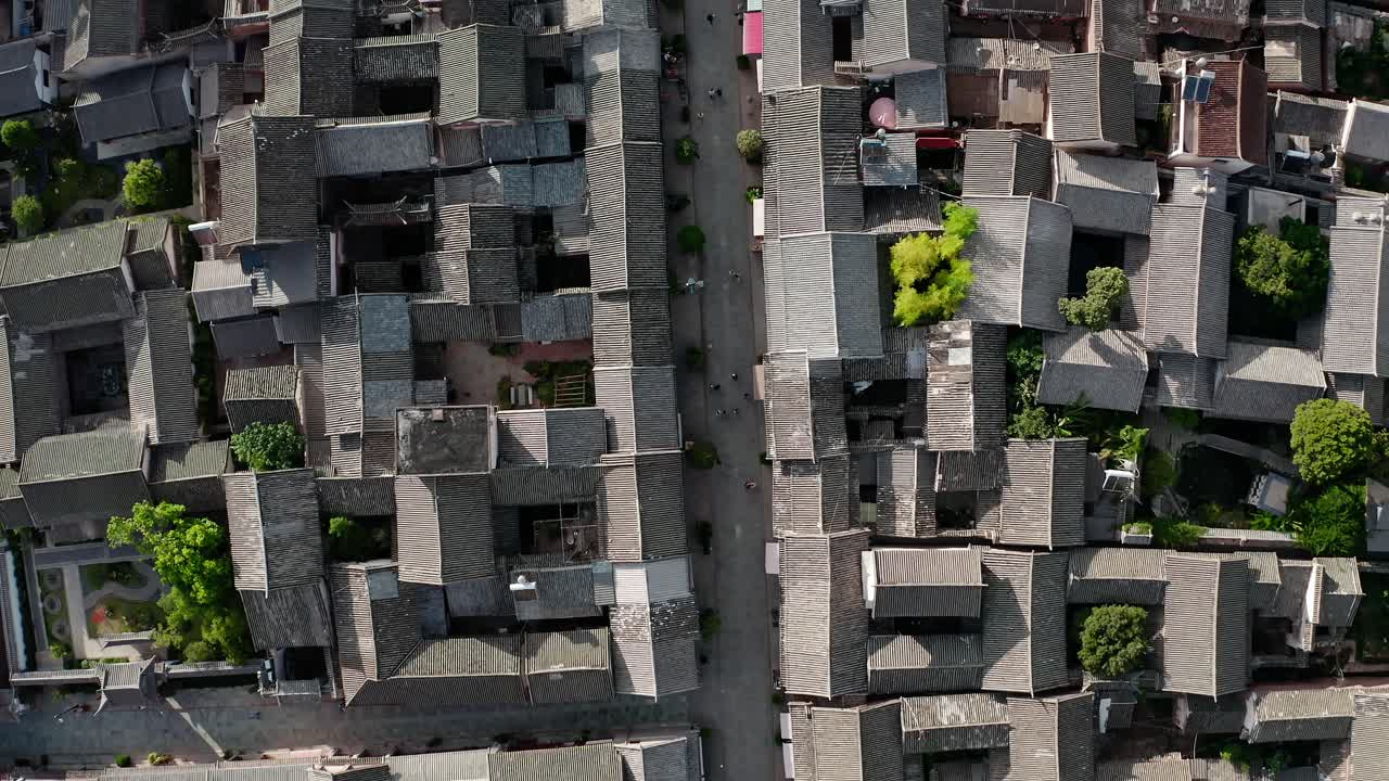 중국 유난 지방의 웨이산에 있는 건물과 풍경.