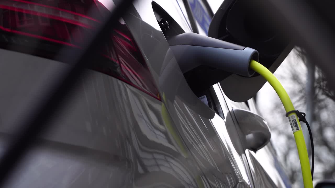 coche eléctrico cargando en el fondo una rueda de bicicleta en ámsterdam