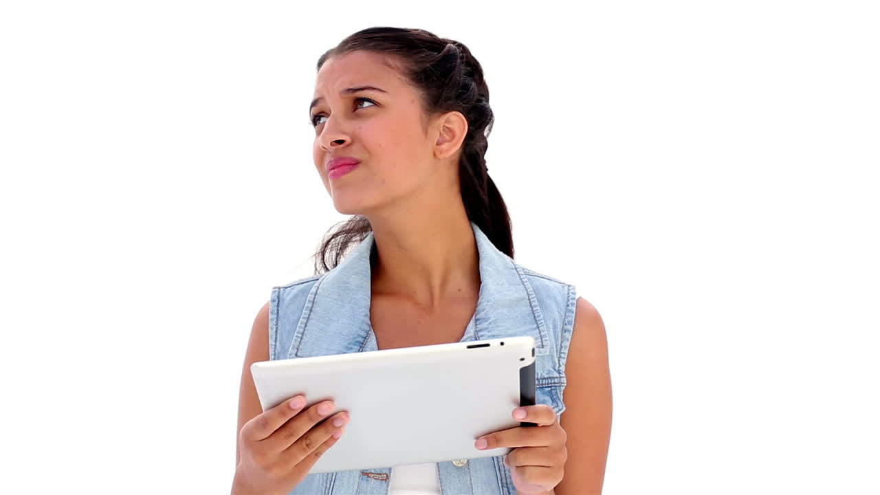 una joven morena muy bonita usando una tableta.