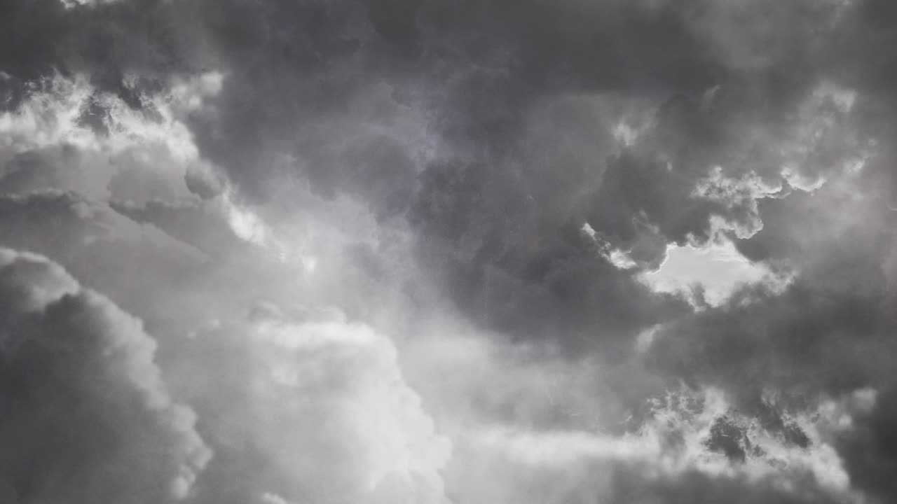뇌우와 함께 하늘에 어두운 구름의 4k 보기